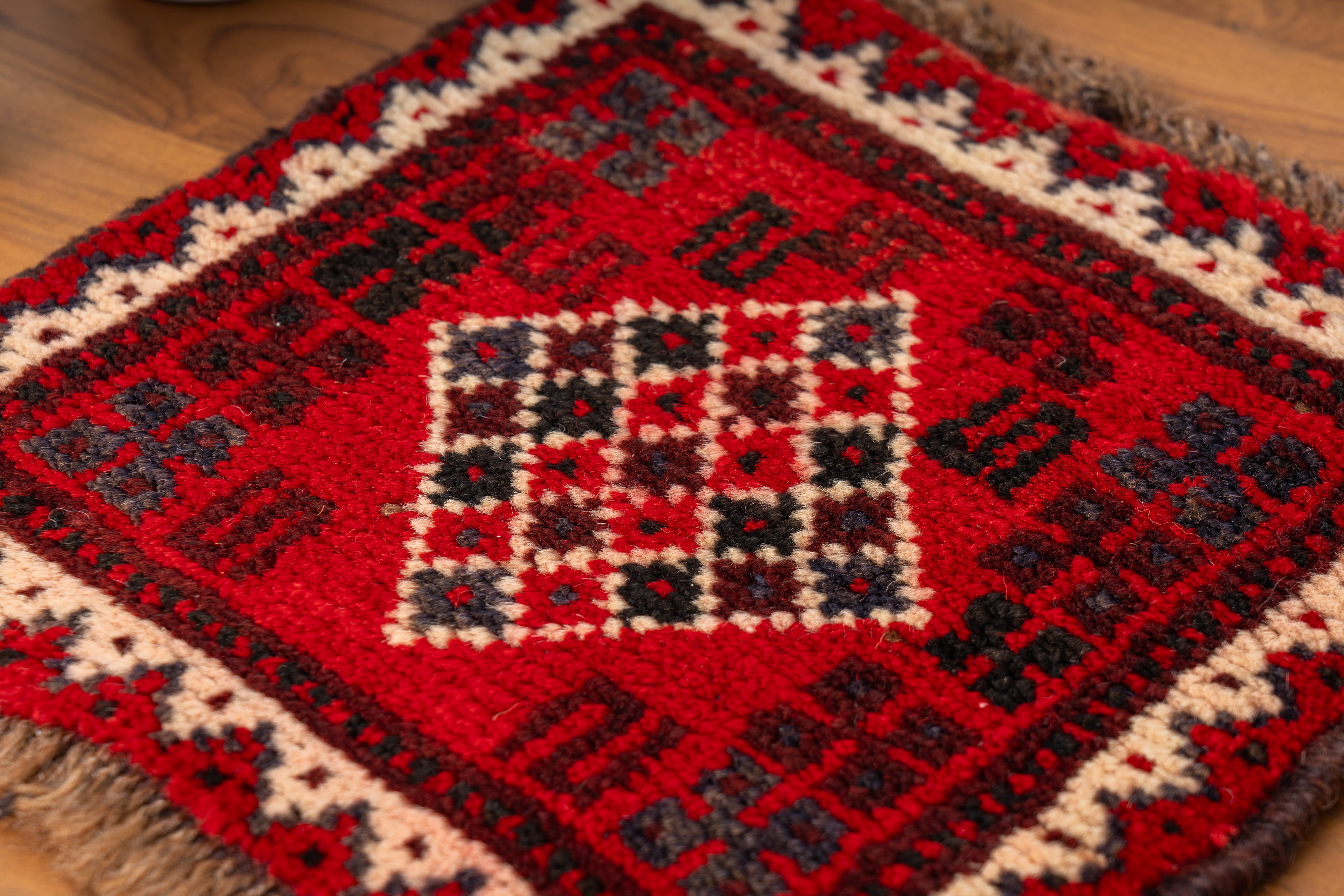 ミニラグ　　可愛いメヘラブ　ビンテージラグ　手織り絨毯 イラン産 1990年代 ヴィンテージミニラグ】手織り絨毯-ヴィンテージ