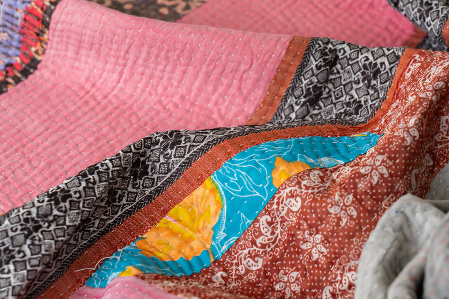 インド産　ヴィンテージ　カンタキルト　パッチワーク　手織り刺繍　手刺繍　ラリーキルト　ソファカバー　ヴィンテージ雑貨　民芸品　キルト専門店　amaleh