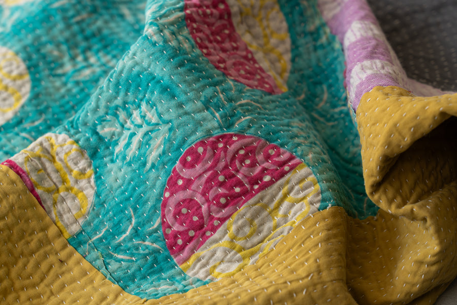 インド産　ヴィンテージ　カンタキルト　パッチワーク　手織り刺繍　手刺繍　ラリーキルト　ソファカバー　ヴィンテージ雑貨　民芸品　キルト専門店　amaleh