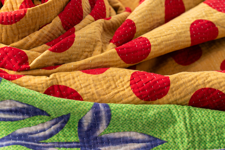 インド産　ヴィンテージ　カンタキルト　パッチワーク　手織り刺繍　手刺繍　ラリーキルト　ソファカバー　ヴィンテージ雑貨　民芸品　キルト専門店　amaleh