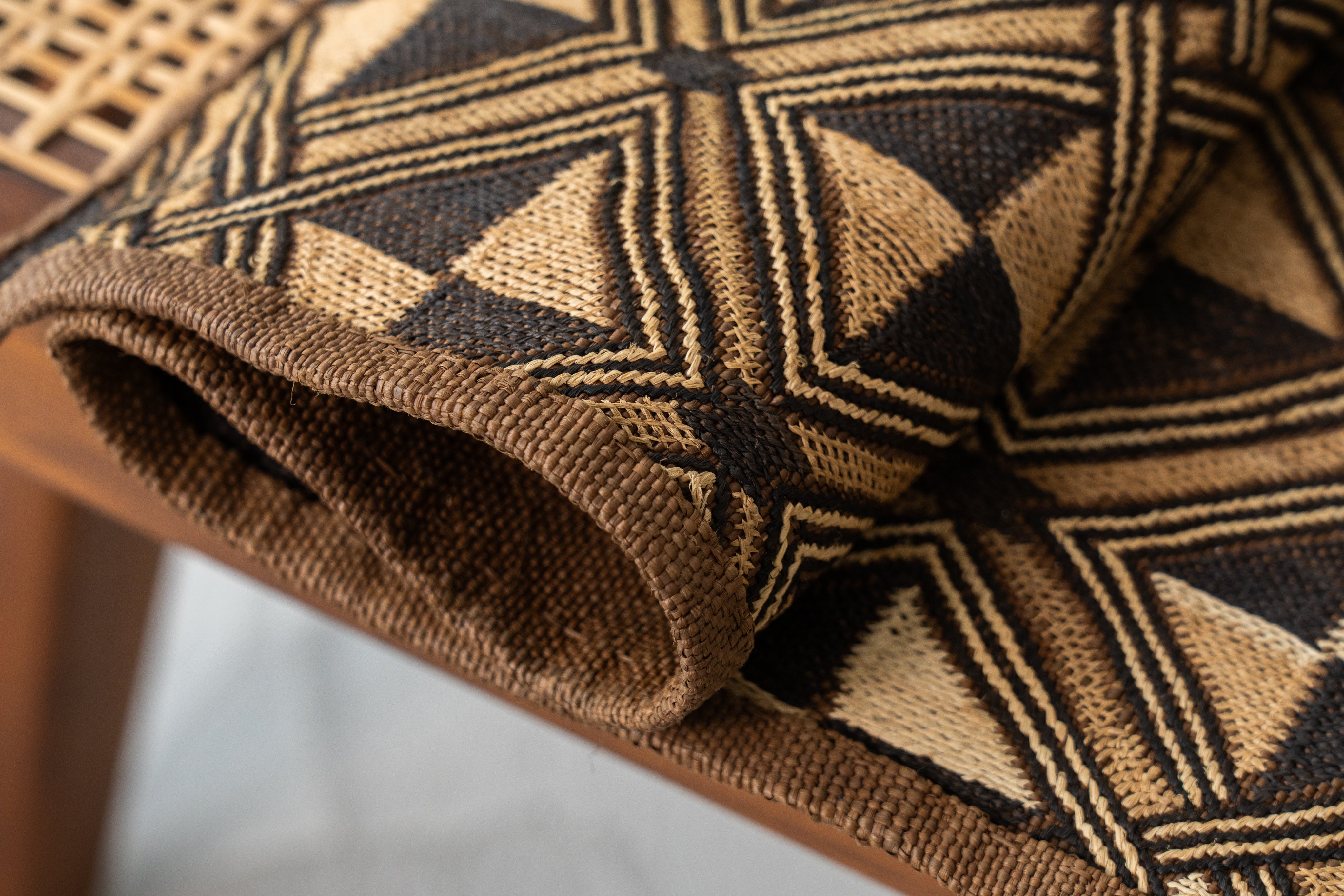 クバ王国伝統のクバクロス-KUBA TEXTILES】クバ布-草ビロード