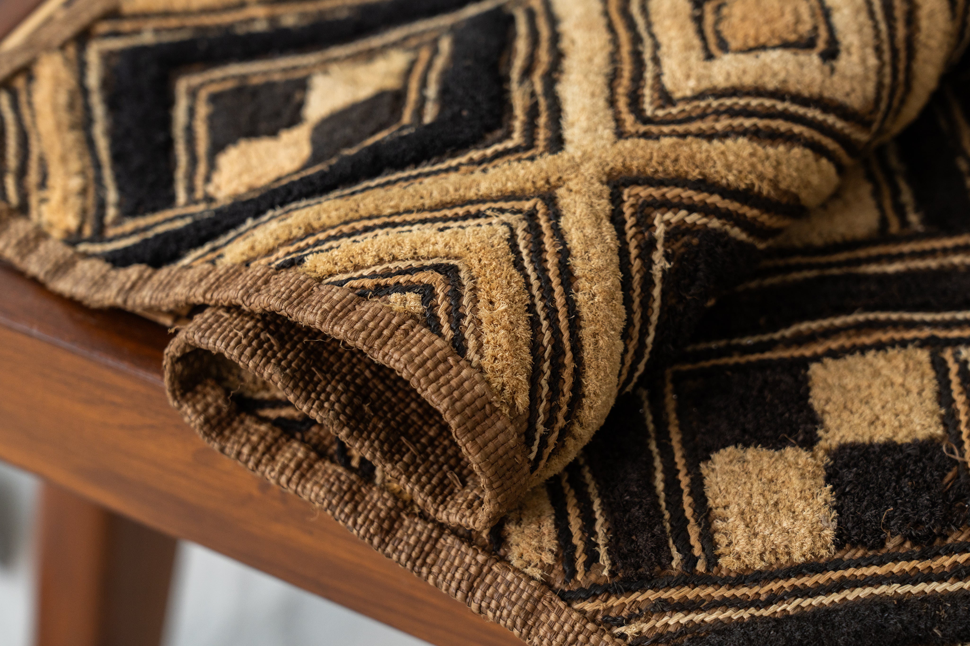 クバ王国伝統のクバクロス-KUBA TEXTILES】クバ布-草ビロード