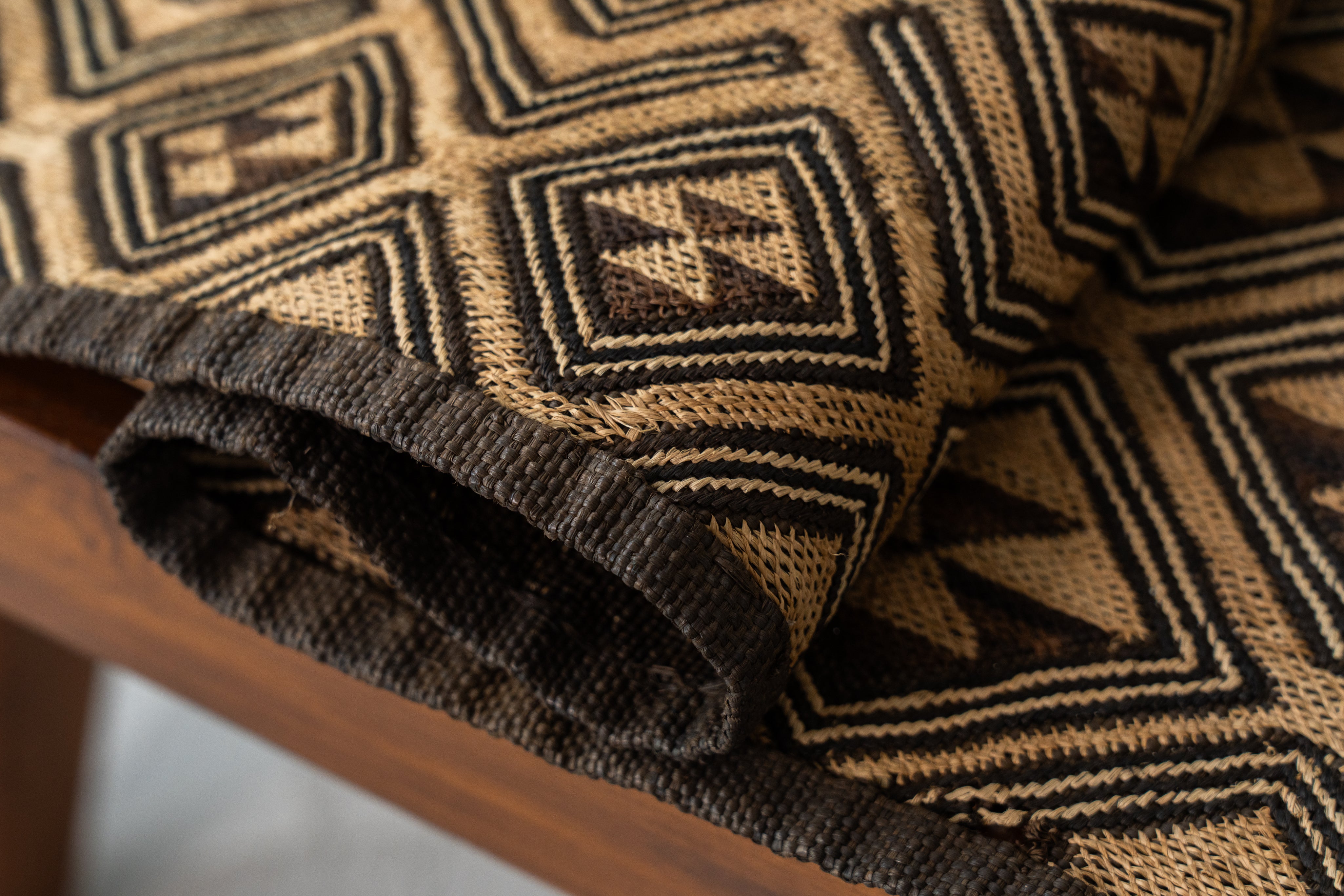 クバ王国伝統のクバクロス-KUBA TEXTILES】クバ布-草ビロード