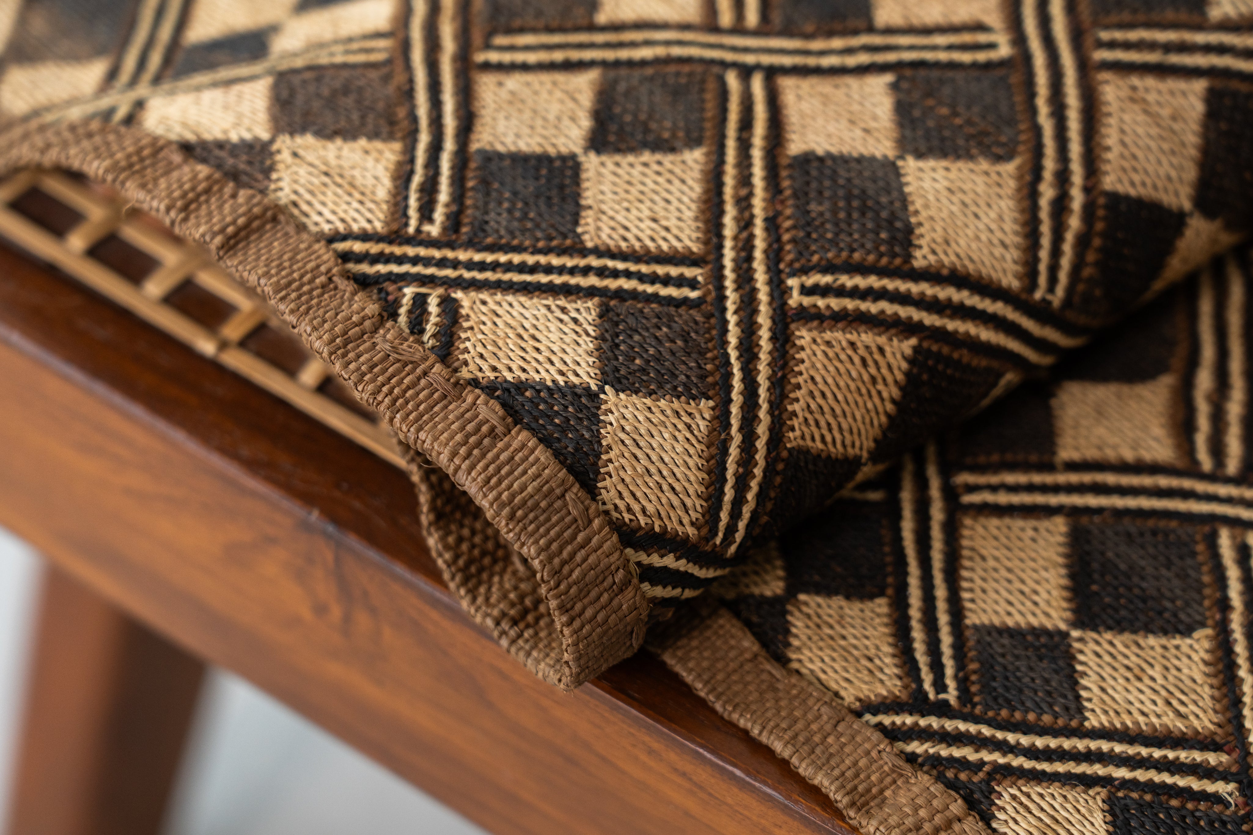 クバ王国伝統のクバクロス-KUBA TEXTILES】クバ布-草ビロード