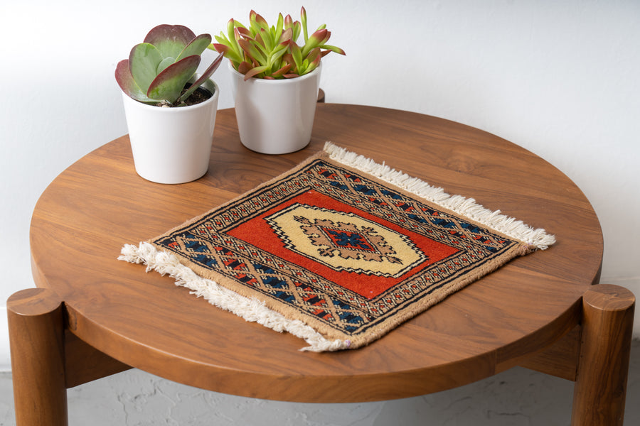 パキスタン産　ミニラグ　ヴィンテージラグ　手織りラグ　手織り絨毯　ギュル文様