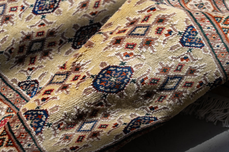 パキスタン産　2000年代　ヴィンテージラグ　パキスタンラグ　ギュル文様　手織りラグ　綺麗な光沢のヴィンテージラグ　おすすめのヴィンテージラグ