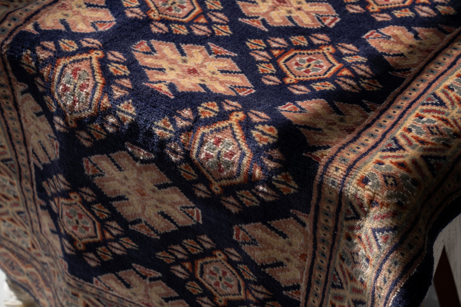 パキスタン産　2000年代　ヴィンテージラグ　パキスタンラグ　光沢綺麗なヴィンテージラグ　手織りラグ　おしゃれなインテリア