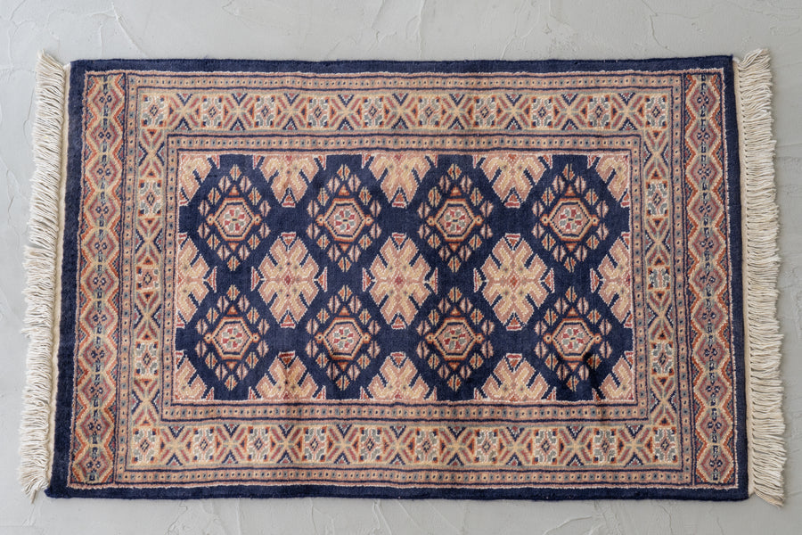 パキスタン産　2000年代　ヴィンテージラグ　パキスタンラグ　光沢綺麗なヴィンテージラグ　手織りラグ　おしゃれなインテリア