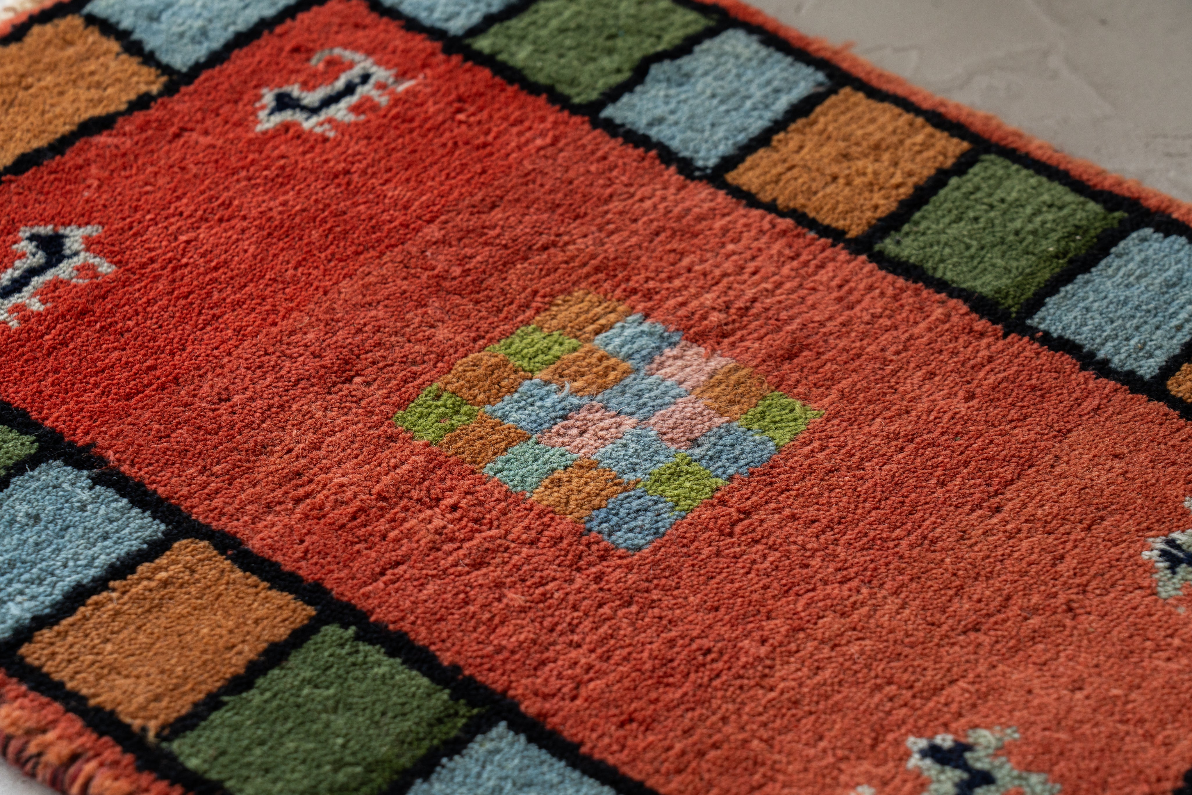 ひでき【モダンなデザイン】インド　ギャッペ　絨毯 ひでき【モダンなデザイン】インド ギャッペ 絨毯 本格手織りギャッベ