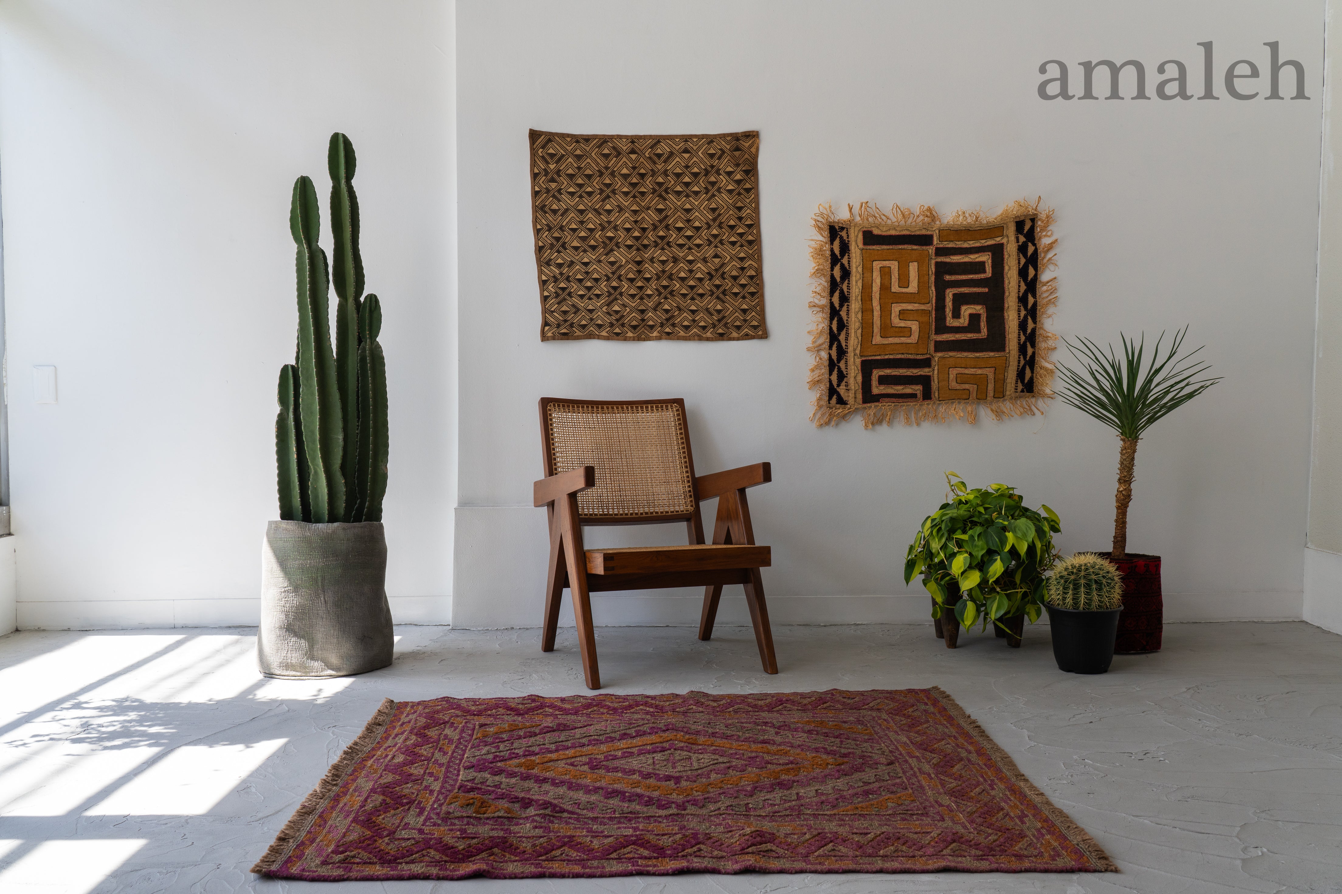 MEDIUM SIZEのヴィンテージラグ・トライバルラグ・手織りの絨毯