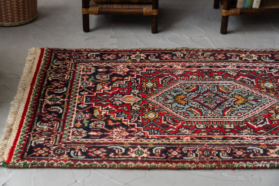 インド産　1990年代　ヴィンテージラグ　メダリオン　マヒデザイン　ヘラティ文様　植物柄　耐久性　長持ち　赤い絨毯　赤　玄関マット　玄関　キッチンマット　ベッドサイド　家具 手織り　絨毯　カーペット　ヴィン手ージラグ専門店　amaleh　通販