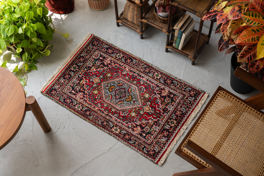 インド産　1990年代　ヴィンテージラグ　メダリオン　マヒデザイン　ヘラティ文様　植物柄　耐久性　長持ち　赤い絨毯　赤　玄関マット　玄関　キッチンマット　ベッドサイド　家具 手織り　絨毯　カーペット　ヴィン手ージラグ専門店　amaleh　通販