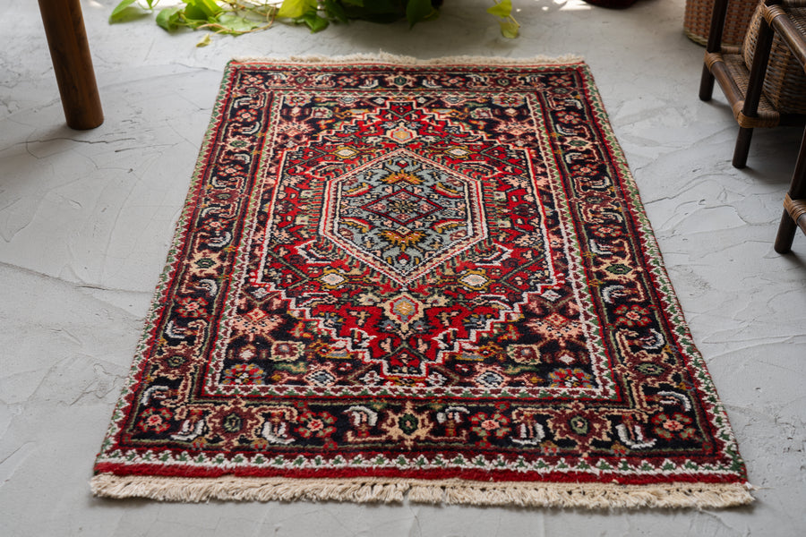 インド産　1990年代　ヴィンテージラグ　メダリオン　マヒデザイン　ヘラティ文様　植物柄　耐久性　長持ち　赤い絨毯　赤　玄関マット　玄関　キッチンマット　ベッドサイド　家具 手織り　絨毯　カーペット　ヴィン手ージラグ専門店　amaleh　通販