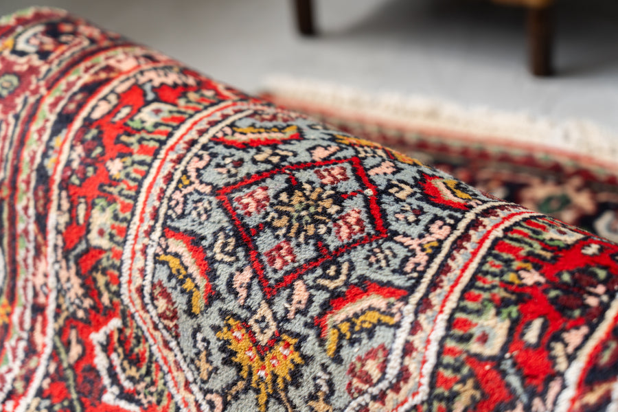 インド産　1990年代　ヴィンテージラグ　メダリオン　マヒデザイン　ヘラティ文様　植物柄　耐久性　長持ち　赤い絨毯　赤　玄関マット　玄関　キッチンマット　ベッドサイド　家具 手織り　絨毯　カーペット　ヴィン手ージラグ専門店　amaleh　通販