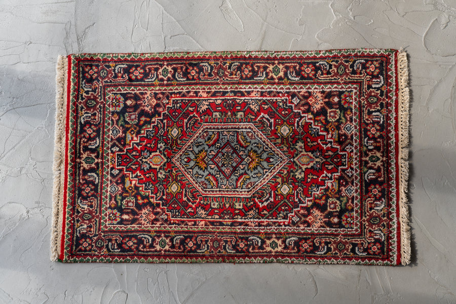 インド産　1990年代　ヴィンテージラグ　メダリオン　マヒデザイン　ヘラティ文様　植物柄　耐久性　長持ち　赤い絨毯　赤　玄関マット　玄関　キッチンマット　ベッドサイド　家具 手織り　絨毯　カーペット　ヴィン手ージラグ専門店　amaleh　通販