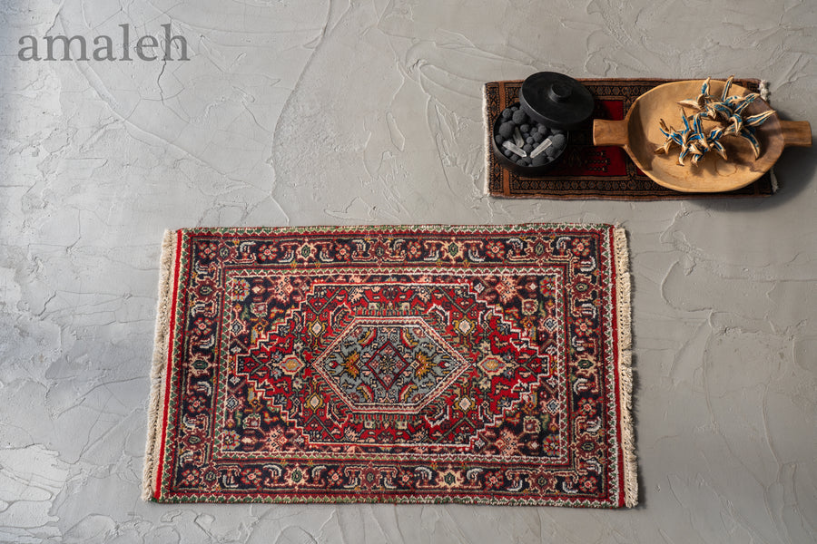 インド産　1990年代　ヴィンテージラグ　メダリオン　マヒデザイン　ヘラティ文様　植物柄　耐久性　長持ち　赤い絨毯　赤　玄関マット　玄関　キッチンマット　ベッドサイド　家具 手織り　絨毯　カーペット　ヴィン手ージラグ専門店　amaleh　通販