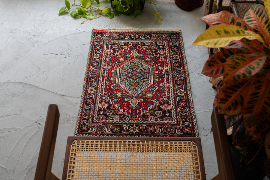 インド産　1990年代　ヴィンテージラグ　メダリオン　マヒデザイン　ヘラティ文様　植物柄　耐久性　長持ち　赤い絨毯　赤　玄関マット　玄関　キッチンマット　ベッドサイド　家具 手織り　絨毯　カーペット　ヴィン手ージラグ専門店　amaleh　通販