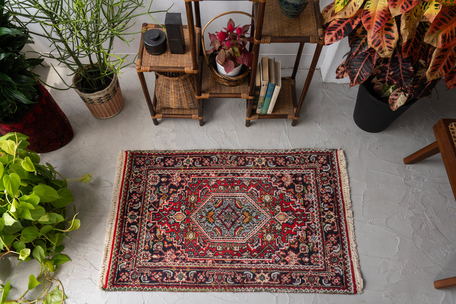 インド産　1990年代　ヴィンテージラグ　メダリオン　マヒデザイン　ヘラティ文様　植物柄　耐久性　長持ち　赤い絨毯　赤　玄関マット　玄関　キッチンマット　ベッドサイド　家具 手織り　絨毯　カーペット　ヴィン手ージラグ専門店　amaleh　通販