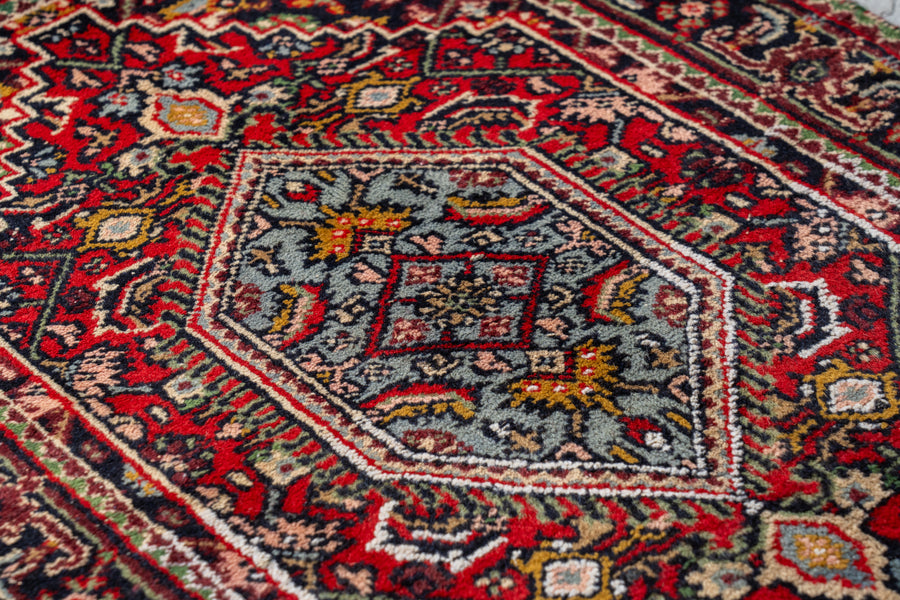 インド産　1990年代　ヴィンテージラグ　メダリオン　マヒデザイン　ヘラティ文様　植物柄　耐久性　長持ち　赤い絨毯　赤　玄関マット　玄関　キッチンマット　ベッドサイド　家具 手織り　絨毯　カーペット　ヴィン手ージラグ専門店　amaleh　通販