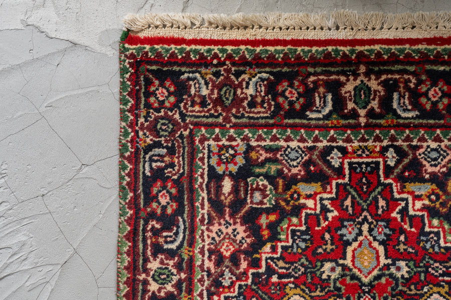 インド産　1990年代　ヴィンテージラグ　メダリオン　マヒデザイン　ヘラティ文様　植物柄　耐久性　長持ち　赤い絨毯　赤　玄関マット　玄関　キッチンマット　ベッドサイド　家具 手織り　絨毯　カーペット　ヴィン手ージラグ専門店　amaleh　通販