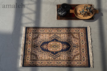 SMALL SIZEのヴィンテージラグ・トライバルラグ・手織りの絨毯