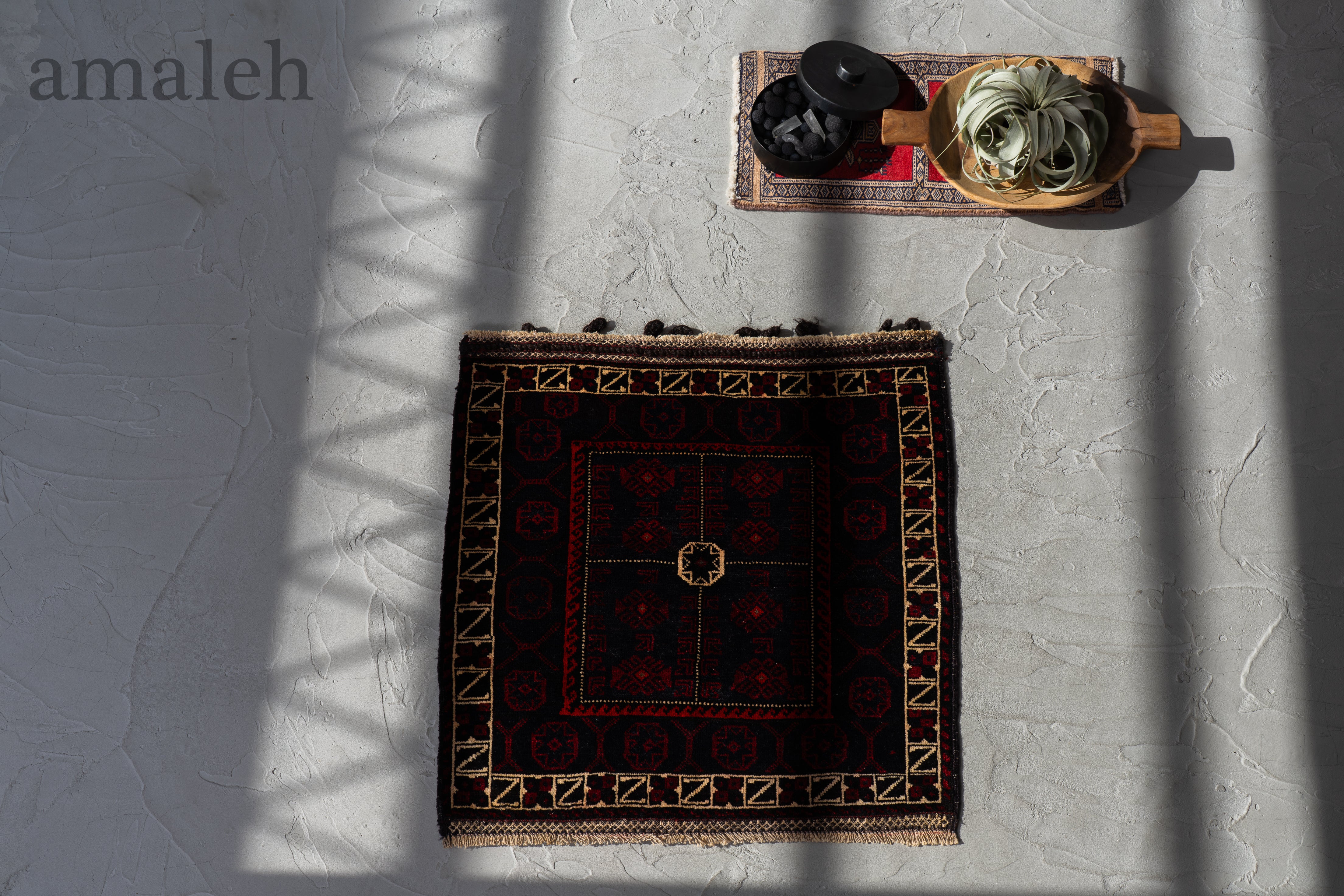 SMALL SIZEのヴィンテージラグ・トライバルラグ・手織りの絨毯