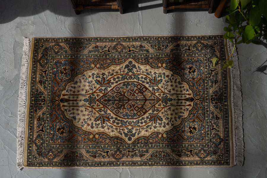 パキスタン産　1980年代　ヴィンテージラグ　パキスタンラグ　ツリーオブライフ　アイボリー　ベージュ　メダリオン　玄関マット　玄関　キッチンマット　ベッドサイド　家具　手織り　絨毯　カーペット　ヴィンテージラグ専門店　amaleh　通販