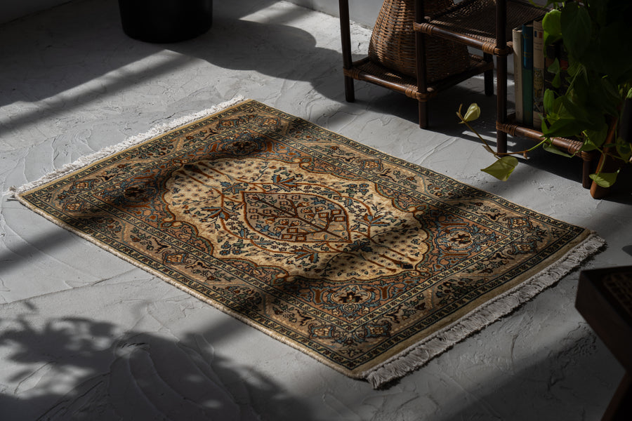 パキスタン産　1980年代　ヴィンテージラグ　パキスタンラグ　ツリーオブライフ　アイボリー　ベージュ　メダリオン　玄関マット　玄関　キッチンマット　ベッドサイド　家具　手織り　絨毯　カーペット　ヴィンテージラグ専門店　amaleh　通販