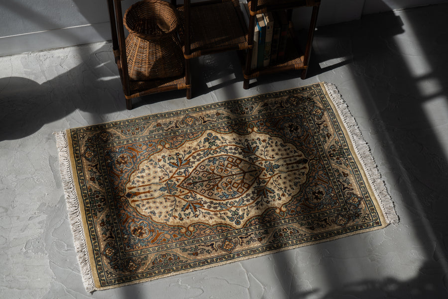 パキスタン産　1980年代　ヴィンテージラグ　パキスタンラグ　ツリーオブライフ　アイボリー　ベージュ　メダリオン　玄関マット　玄関　キッチンマット　ベッドサイド　家具　手織り　絨毯　カーペット　ヴィンテージラグ専門店　amaleh　通販