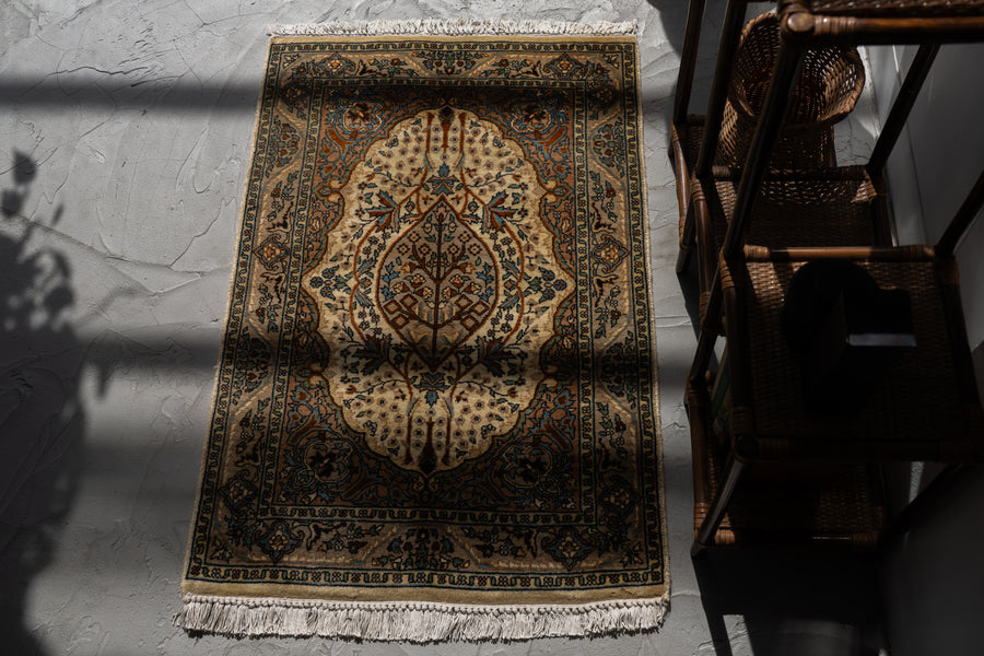 パキスタン産　1980年代　ヴィンテージラグ　パキスタンラグ　ツリーオブライフ　アイボリー　ベージュ　メダリオン　玄関マット　玄関　キッチンマット　ベッドサイド　家具　手織り　絨毯　カーペット　ヴィンテージラグ専門店　amaleh　通販