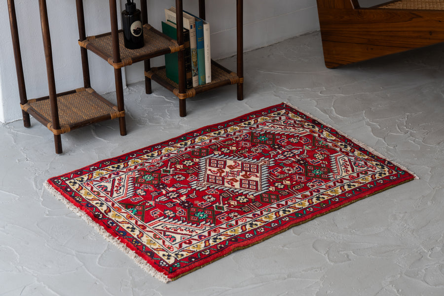 イラン産　1980年代　ペルシャ絨毯　オールドペルシャラグ　ヴィンテージラグ　赤い絨毯　赤　ヘラティ文様　マヒデザイン　メダリオン　リビングサイズ　6畳　8畳　10畳　12畳　ダイニングテーブル　ソファ　テーブル　寝室　スタジオ　和室　ディスプレイ　家具　ヴィンテージ家具　手織り　絨毯　カーペット　amaleh　通販