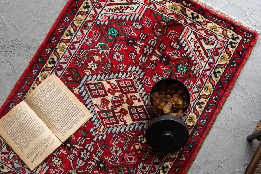 イラン産　1980年代　ペルシャ絨毯　オールドペルシャラグ　ヴィンテージラグ　赤い絨毯　赤　ヘラティ文様　マヒデザイン　メダリオン　リビングサイズ　6畳　8畳　10畳　12畳　ダイニングテーブル　ソファ　テーブル　寝室　スタジオ　和室　ディスプレイ　家具　ヴィンテージ家具　手織り　絨毯　カーペット　amaleh　通販