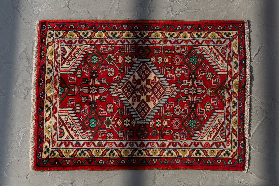 イラン産　1980年代　ペルシャ絨毯　オールドペルシャラグ　ヴィンテージラグ　赤い絨毯　赤　ヘラティ文様　マヒデザイン　メダリオン　リビングサイズ　6畳　8畳　10畳　12畳　ダイニングテーブル　ソファ　テーブル　寝室　スタジオ　和室　ディスプレイ　家具　ヴィンテージ家具　手織り　絨毯　カーペット　amaleh　通販