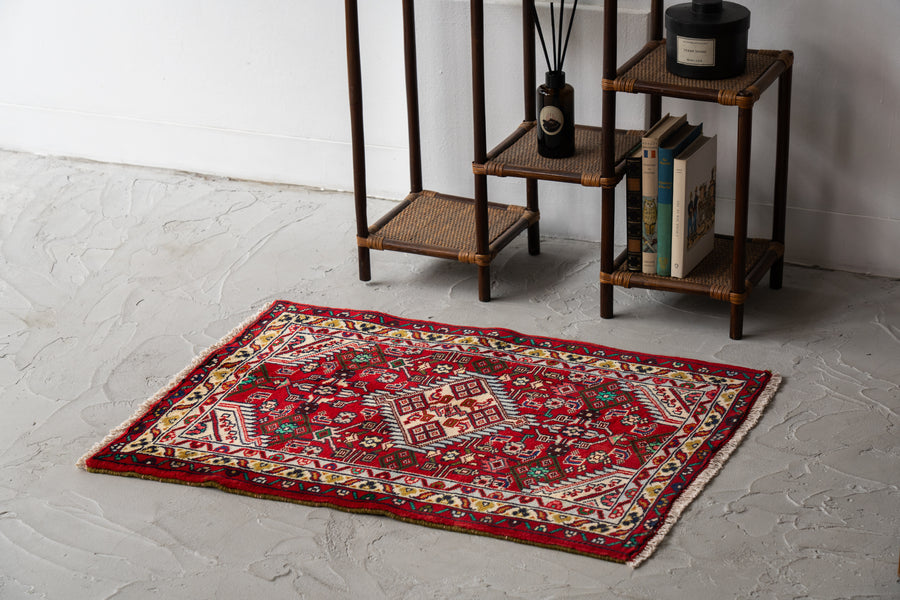 イラン産　1980年代　ペルシャ絨毯　オールドペルシャラグ　ヴィンテージラグ　赤い絨毯　赤　ヘラティ文様　マヒデザイン　メダリオン　リビングサイズ　6畳　8畳　10畳　12畳　ダイニングテーブル　ソファ　テーブル　寝室　スタジオ　和室　ディスプレイ　家具　ヴィンテージ家具　手織り　絨毯　カーペット　amaleh　通販