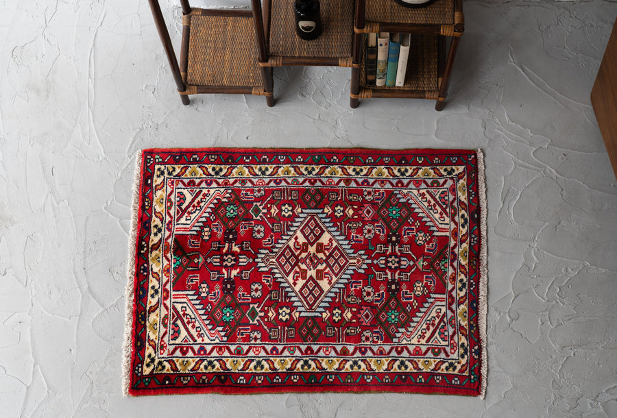 イラン産　1980年代　ペルシャ絨毯　オールドペルシャラグ　ヴィンテージラグ　赤い絨毯　赤　ヘラティ文様　マヒデザイン　メダリオン　リビングサイズ　6畳　8畳　10畳　12畳　ダイニングテーブル　ソファ　テーブル　寝室　スタジオ　和室　ディスプレイ　家具　ヴィンテージ家具　手織り　絨毯　カーペット　amaleh　通販