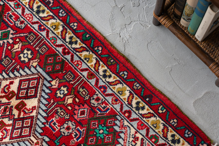 イラン産　1980年代　ペルシャ絨毯　オールドペルシャラグ　ヴィンテージラグ　赤い絨毯　赤　ヘラティ文様　マヒデザイン　メダリオン　リビングサイズ　6畳　8畳　10畳　12畳　ダイニングテーブル　ソファ　テーブル　寝室　スタジオ　和室　ディスプレイ　家具　ヴィンテージ家具　手織り　絨毯　カーペット　amaleh　通販