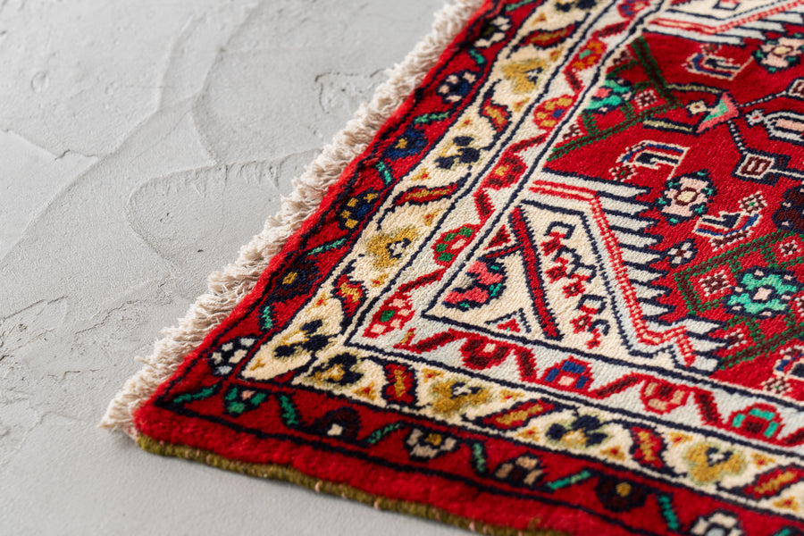 イラン産　1980年代　ペルシャ絨毯　オールドペルシャラグ　ヴィンテージラグ　赤い絨毯　赤　ヘラティ文様　マヒデザイン　メダリオン　リビングサイズ　6畳　8畳　10畳　12畳　ダイニングテーブル　ソファ　テーブル　寝室　スタジオ　和室　ディスプレイ　家具　ヴィンテージ家具　手織り　絨毯　カーペット　amaleh　通販