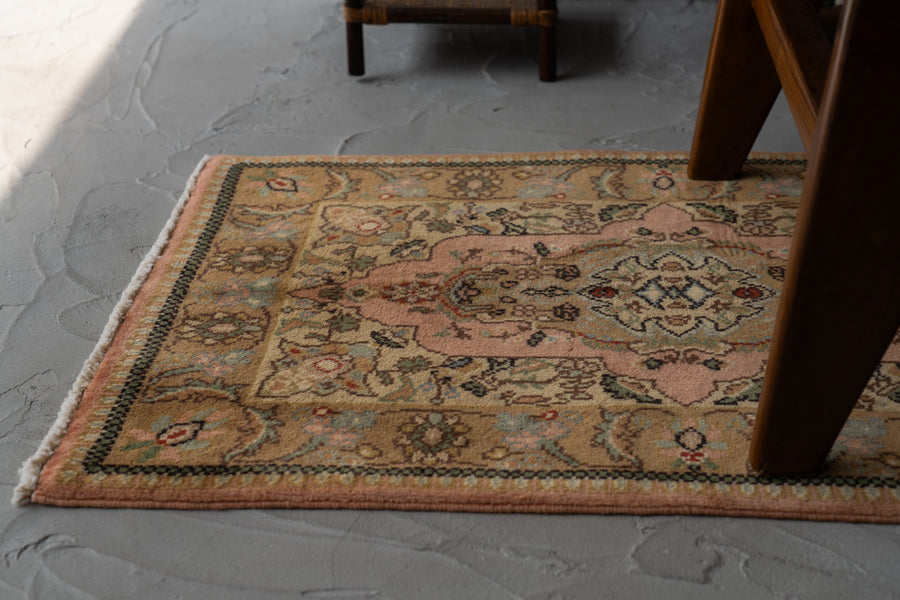 イラン産　1990年代　ヴィンテージラグ　メダリオン　植物柄　花柄　ピンク　玄関マット　玄関　キッチンマット　ベッドサイド　家具　手織り　絨毯　カーペット　ヴィンテージラグ専門店　amaleh　通販