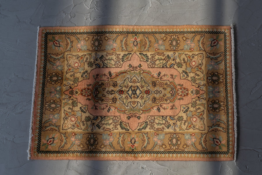 イラン産　1990年代　ヴィンテージラグ　メダリオン　植物柄　花柄　ピンク　玄関マット　玄関　キッチンマット　ベッドサイド　家具　手織り　絨毯　カーペット　ヴィンテージラグ専門店　amaleh　通販