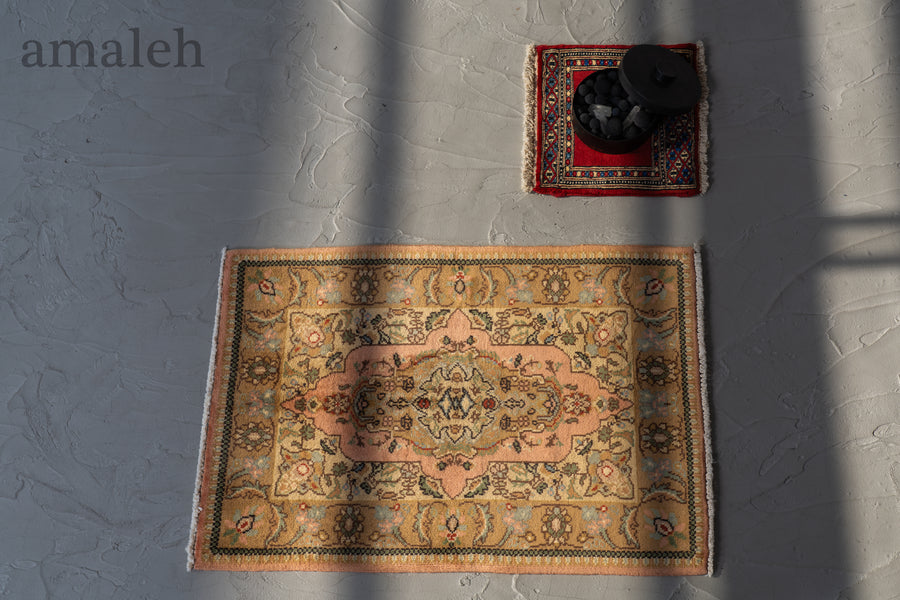 イラン産　1990年代　ヴィンテージラグ　メダリオン　植物柄　花柄　ピンク　玄関マット　玄関　キッチンマット　ベッドサイド　家具　手織り　絨毯　カーペット　ヴィンテージラグ専門店　amaleh　通販