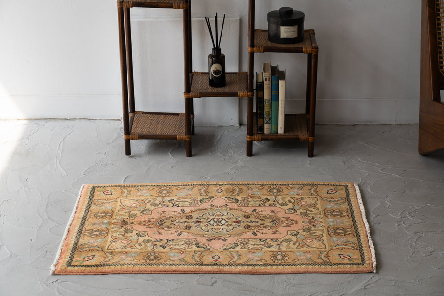 イラン産　1990年代　ヴィンテージラグ　メダリオン　植物柄　花柄　ピンク　玄関マット　玄関　キッチンマット　ベッドサイド　家具　手織り　絨毯　カーペット　ヴィンテージラグ専門店　amaleh　通販