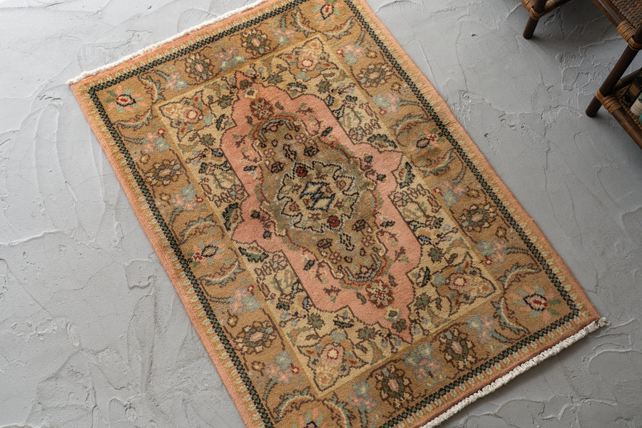 イラン産　1990年代　ヴィンテージラグ　メダリオン　植物柄　花柄　ピンク　玄関マット　玄関　キッチンマット　ベッドサイド　家具　手織り　絨毯　カーペット　ヴィンテージラグ専門店　amaleh　通販