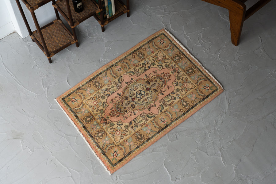 イラン産　1990年代　ヴィンテージラグ　メダリオン　植物柄　花柄　ピンク　玄関マット　玄関　キッチンマット　ベッドサイド　家具　手織り　絨毯　カーペット　ヴィンテージラグ専門店　amaleh　通販