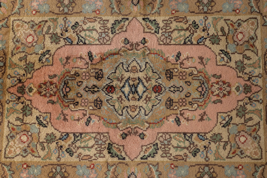 イラン産　1990年代　ヴィンテージラグ　メダリオン　植物柄　花柄　ピンク　玄関マット　玄関　キッチンマット　ベッドサイド　家具　手織り　絨毯　カーペット　ヴィンテージラグ専門店　amaleh　通販