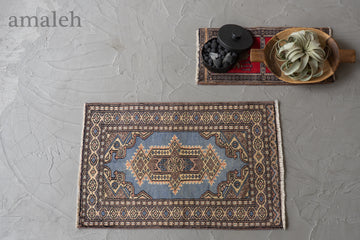 パキスタン産　1980年代　ヴィンテージラグ　パキスタンラグ　ブルー　青　ブルーグレー　メダリオン　イーブルアイ　魔除け　玄関マット　玄関　キッチンマット　ベッドサイド　家具　手織り　絨毯　カーペット　ヴィンテージラグ専門店　amaleh　通販

