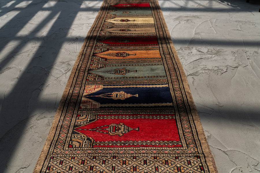 パキスタン産　1980年代　ヴィンテージラグ　パキスタンラグ　ミフラーブデザイン　香炉柄　廊下　観葉植物　多肉植物　玄関マット　玄関　キッチンマット　ベッドサイド　家具　手織り　絨毯　カーペット　ヴィンテージラグ専門店　amaleh　通販