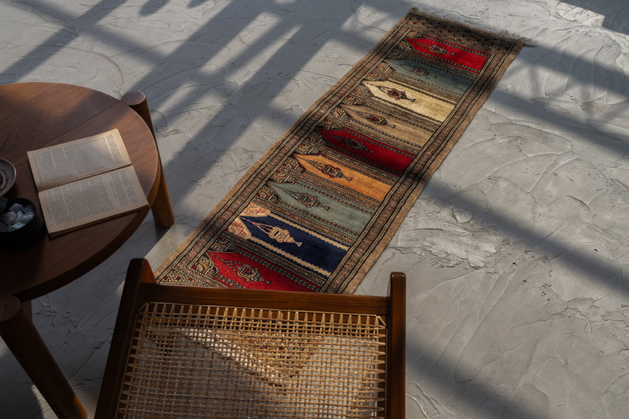 パキスタン産　1980年代　ヴィンテージラグ　パキスタンラグ　ミフラーブデザイン　香炉柄　廊下　観葉植物　多肉植物　玄関マット　玄関　キッチンマット　ベッドサイド　家具　手織り　絨毯　カーペット　ヴィンテージラグ専門店　amaleh　通販