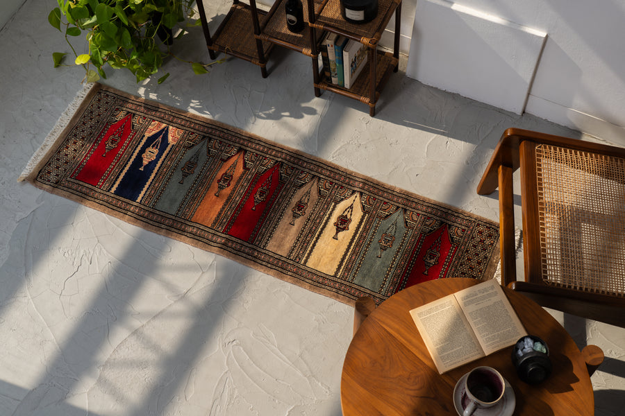 パキスタン産　1980年代　ヴィンテージラグ　パキスタンラグ　ミフラーブデザイン　香炉柄　廊下　観葉植物　多肉植物　玄関マット　玄関　キッチンマット　ベッドサイド　家具　手織り　絨毯　カーペット　ヴィンテージラグ専門店　amaleh　通販