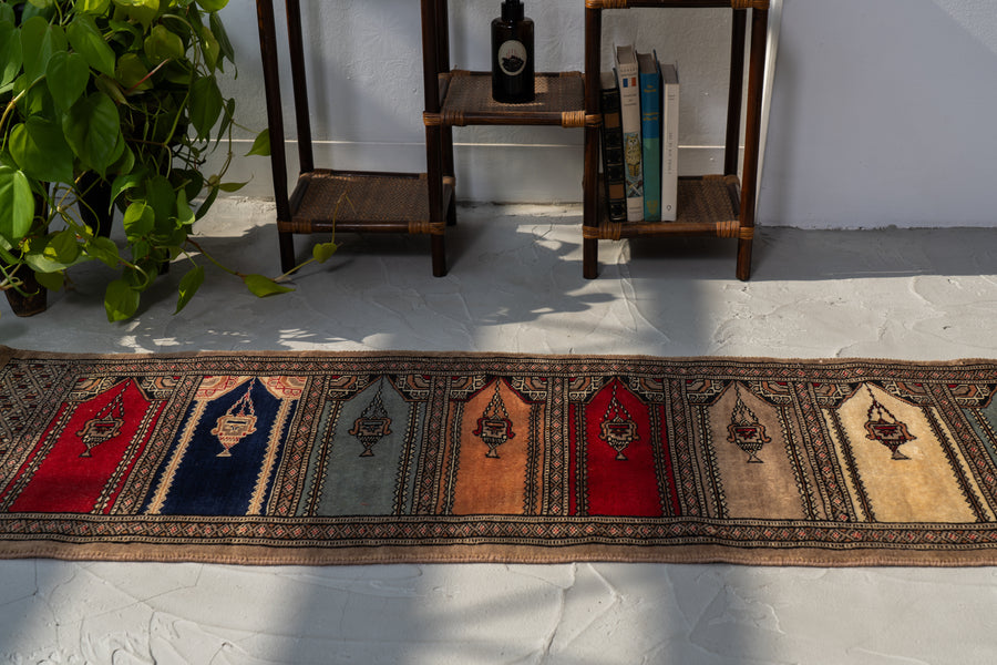 パキスタン産　1980年代　ヴィンテージラグ　パキスタンラグ　ミフラーブデザイン　香炉柄　廊下　観葉植物　多肉植物　玄関マット　玄関　キッチンマット　ベッドサイド　家具　手織り　絨毯　カーペット　ヴィンテージラグ専門店　amaleh　通販