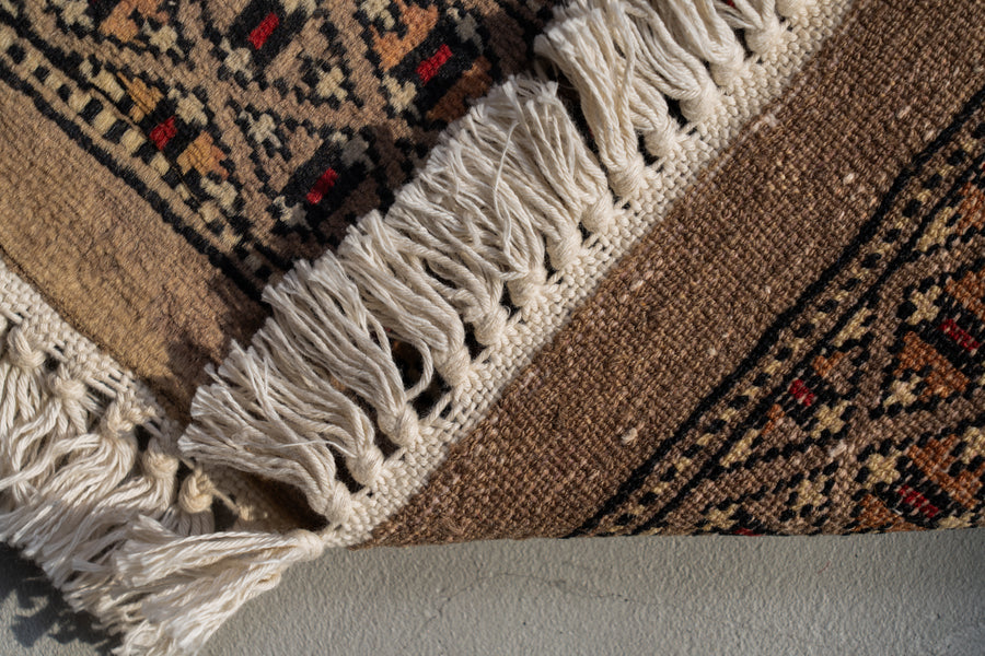 パキスタン産　1980年代　ヴィンテージラグ　パキスタンラグ　ミフラーブデザイン　香炉柄　廊下　観葉植物　多肉植物　玄関マット　玄関　キッチンマット　ベッドサイド　家具　手織り　絨毯　カーペット　ヴィンテージラグ専門店　amaleh　通販